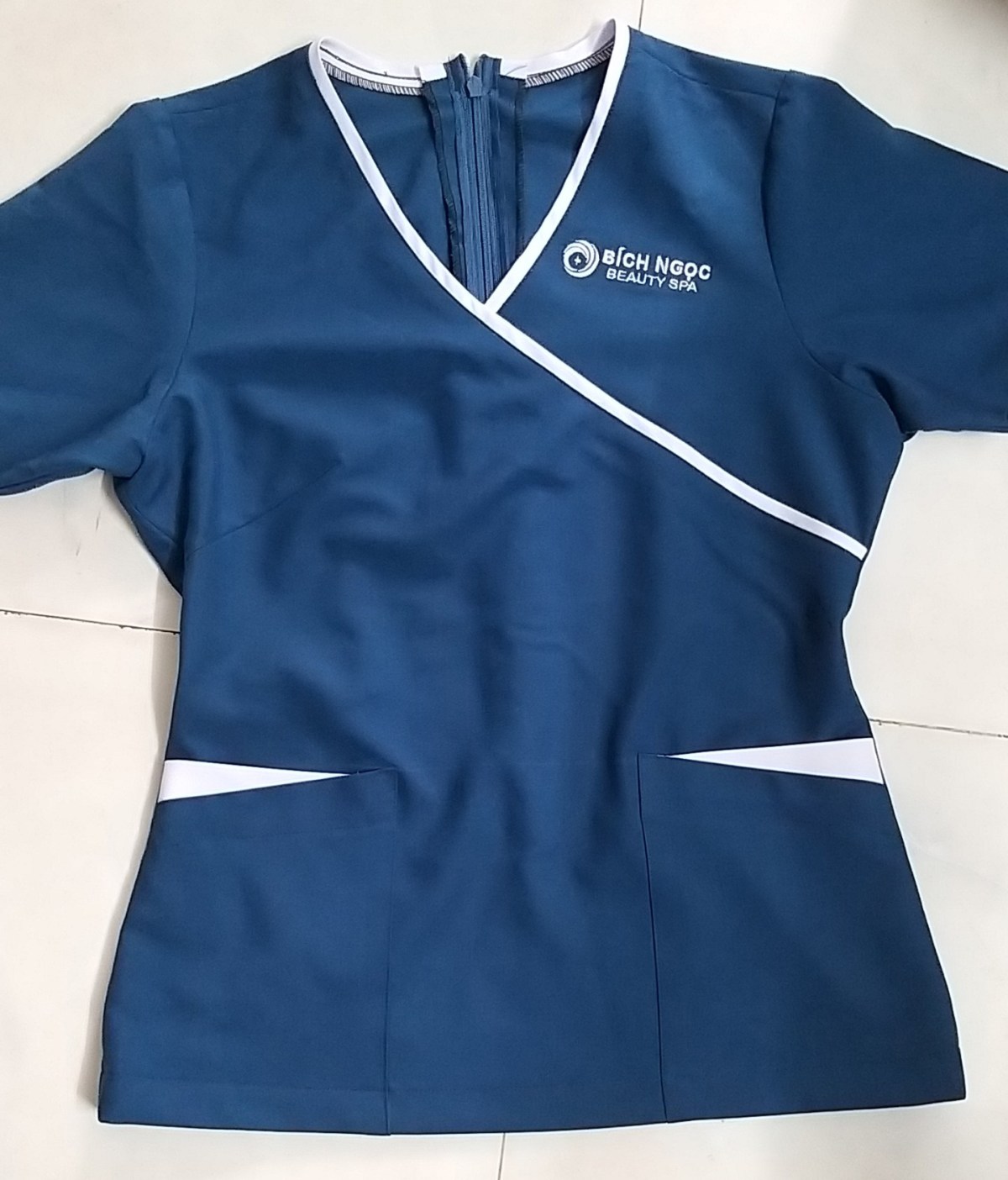 Đồng Phục Spa May Vải Cotton Lạnh có mẫu Thêu Logo Miễn&nbsp;Phí